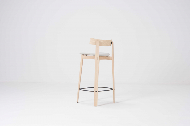 Gazzda Nora barkruk met leuning whitewash Main Line Flax Newsbury