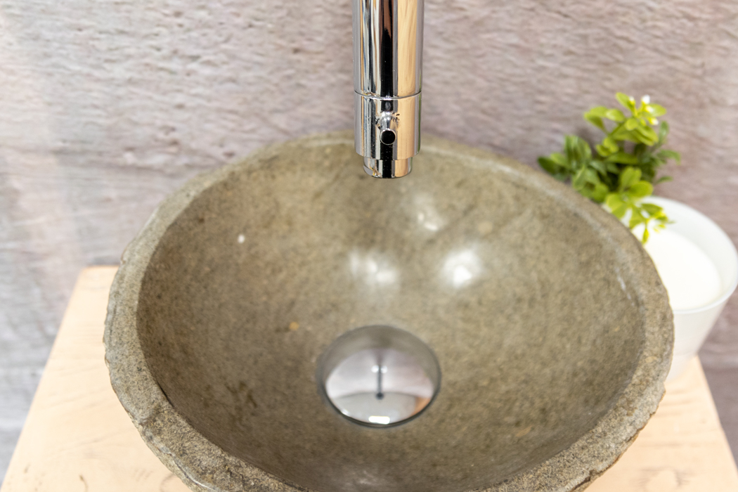Saniclear Seba fonteinset met eiken plank, rivierstenen waskom en chromen kraan voor in het toilet