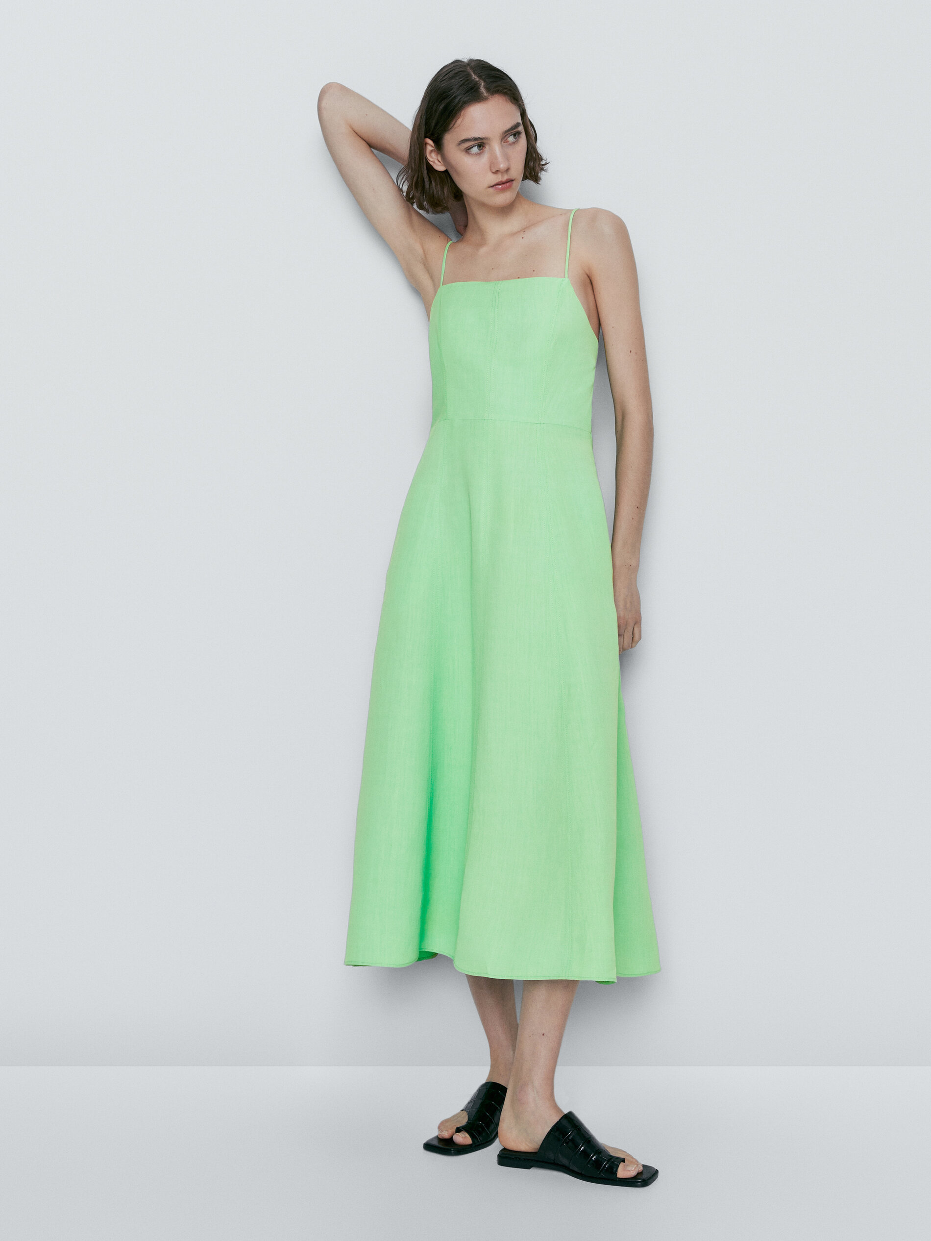 Vestido midi com detalhe de suspensórios nas costuras - VERDE