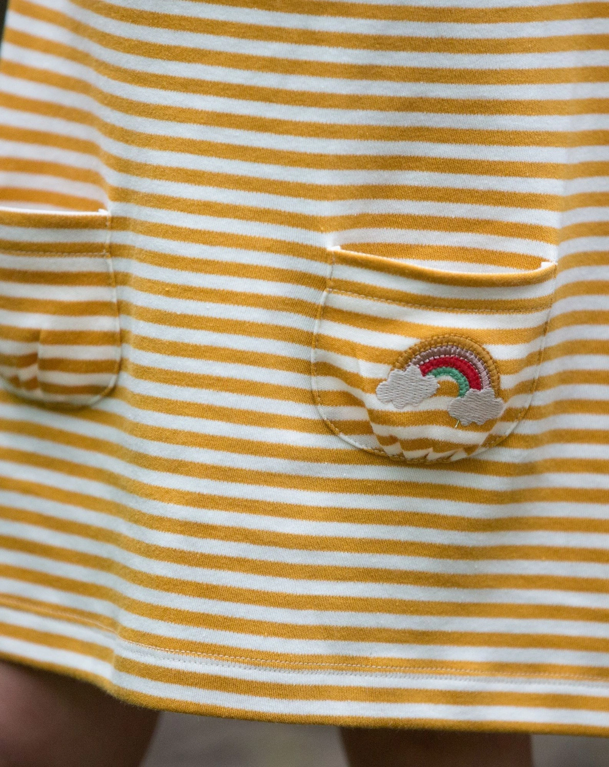 Kurzarmkleid GOLD STRIPES mit Taschen in weiß/gold