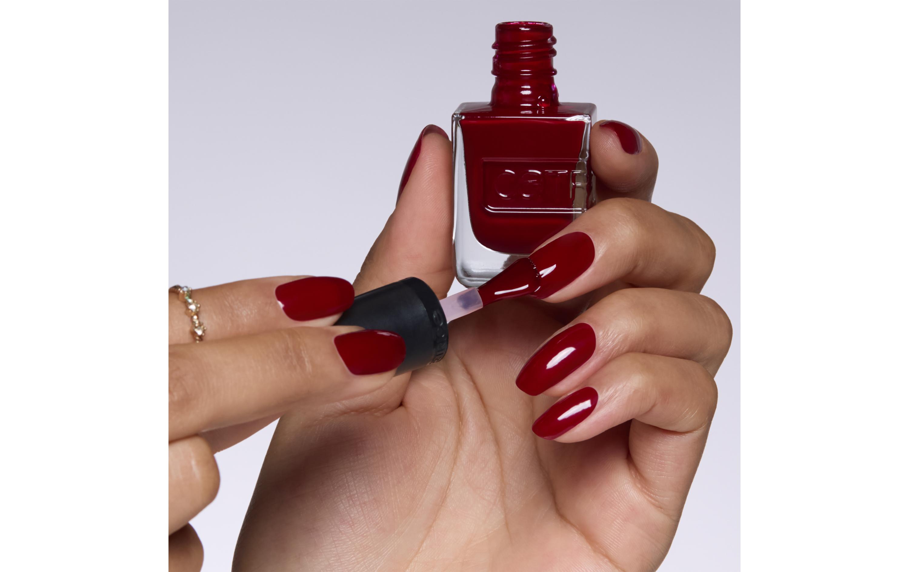 Nagellack Gel Affair 021 Caught On The Red CarpetLanganhaltender Gel-Nagellack in einem dunklen Weinrot