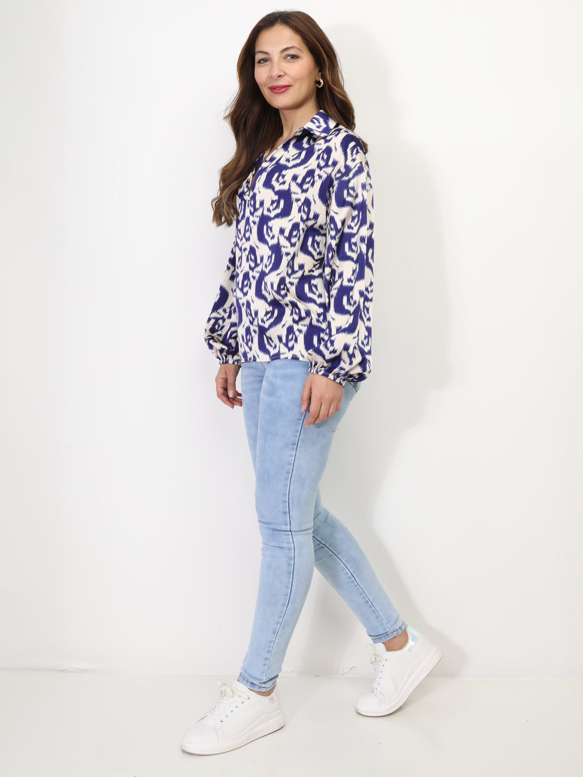 Blouse satinée à motif abstrait- Bleu