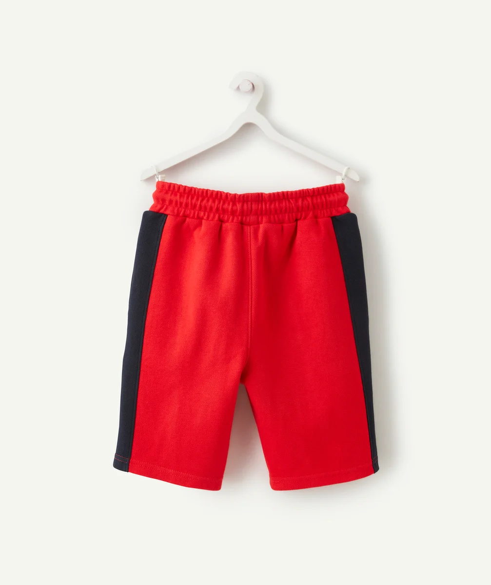BERMUDA GARÇON EN COTON ROUGE AVEC BANDES BLEU MARINE