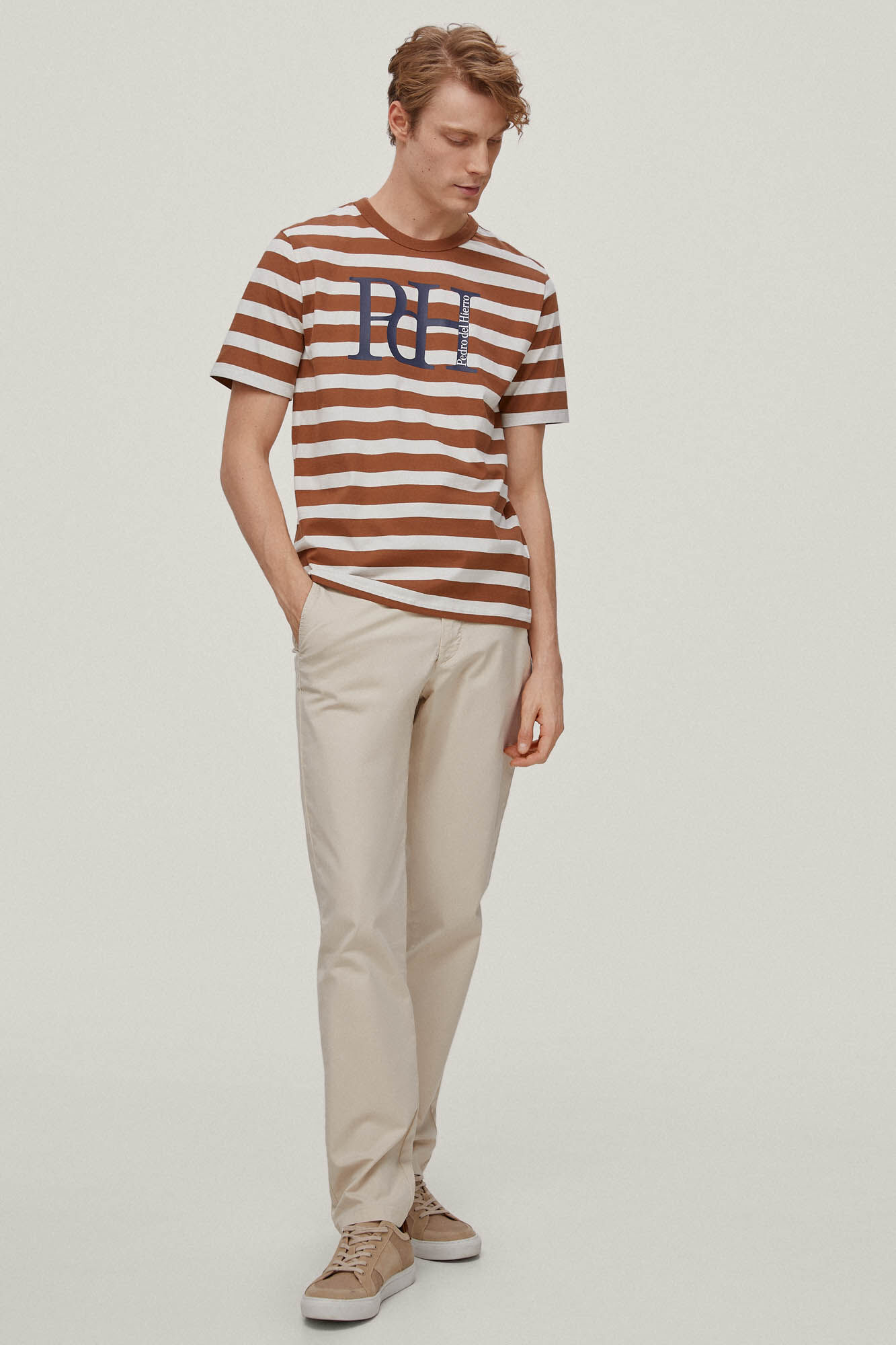 Camiseta com logo listrado - Marrom
