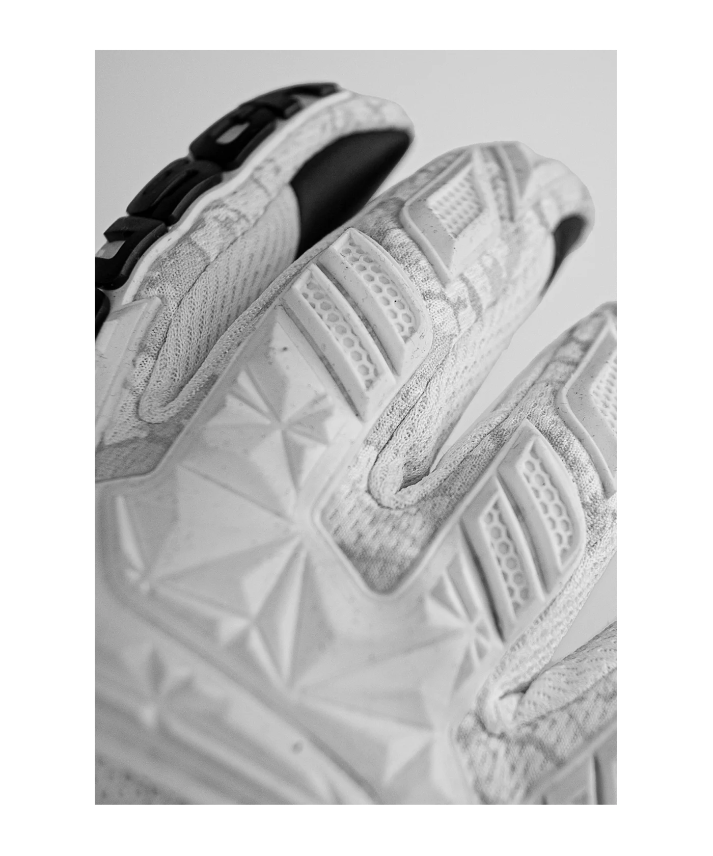 Reusch Attrakt Freegel Infinity TW-Handschuhe Weiss Schwarz F1101