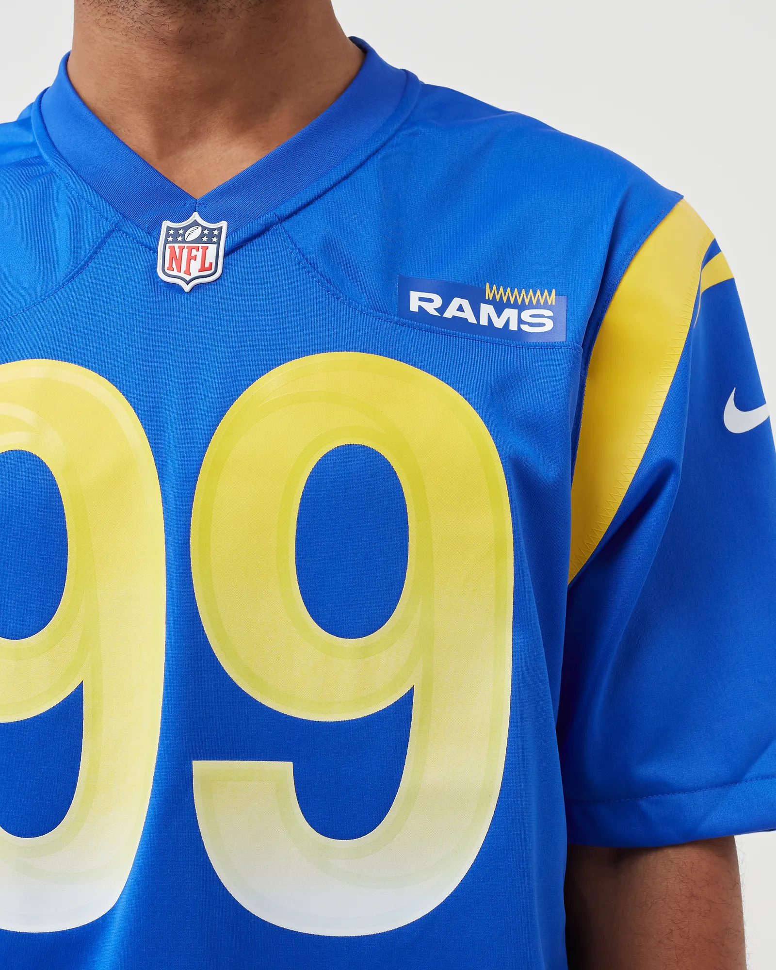 Camisa oficial Nike NFL Los Angeles Rams Aaron Donald 99 para jogos em casa