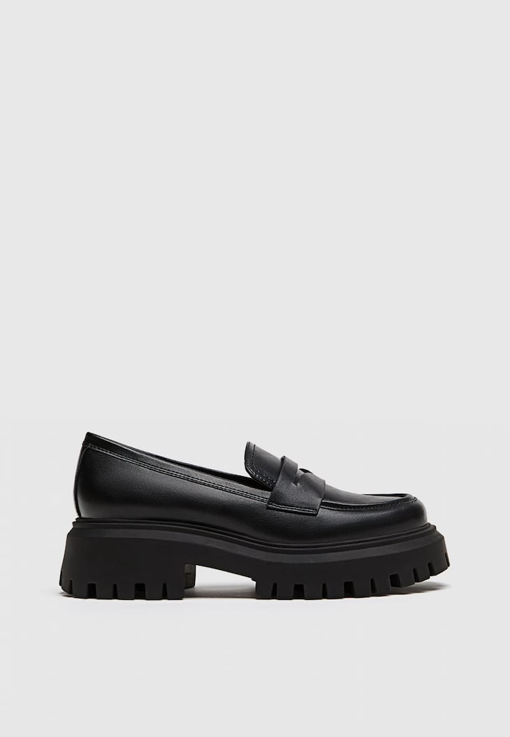 Mocassins pretos com solado tratorado