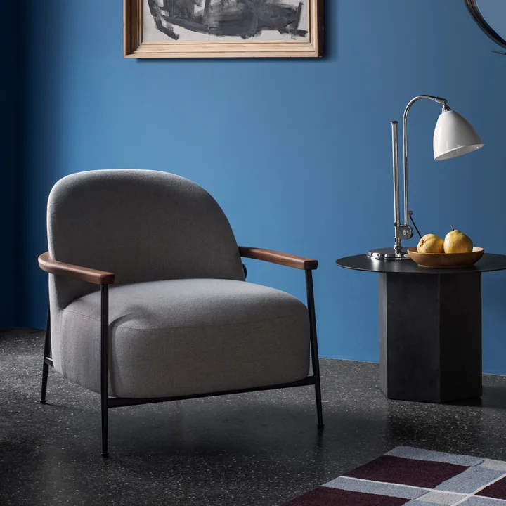 Gubi - Sejour Lounge Chair mit Armlehnen, matt schwarz / Walnuss geölt / Dedar Flair Special 201