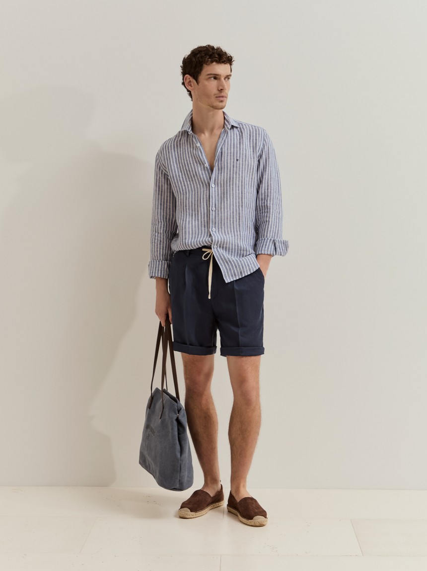 Camisa slim fit em linho às riscas