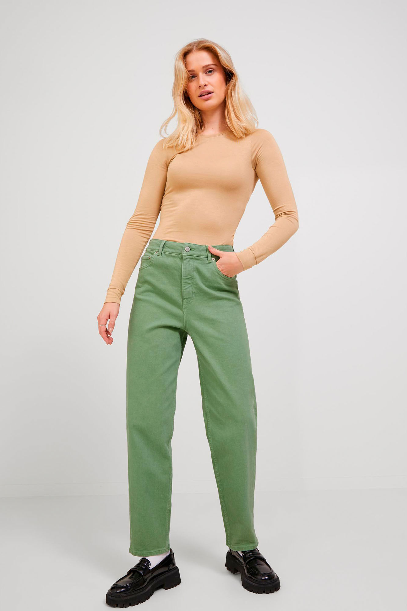 calça jeans mom fit colorida