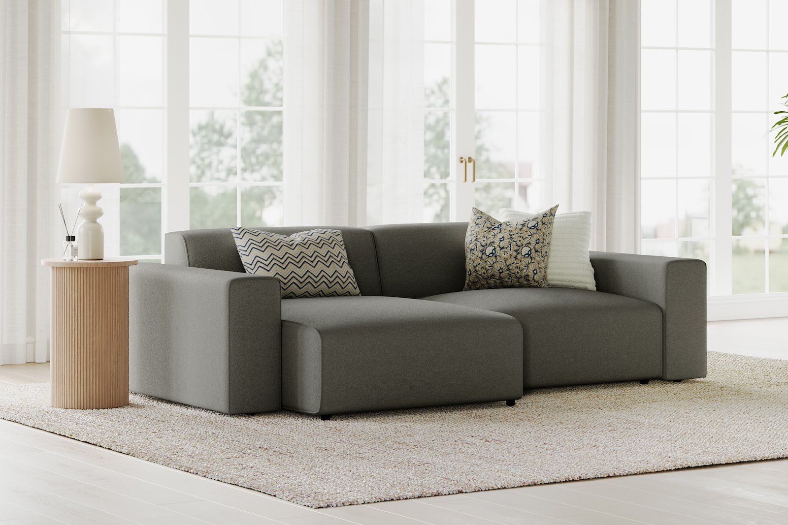 Styl 1,5-seter med sjeselong venstre Tekstil Lombardo 3/3 Warm Grey med sorte ben.