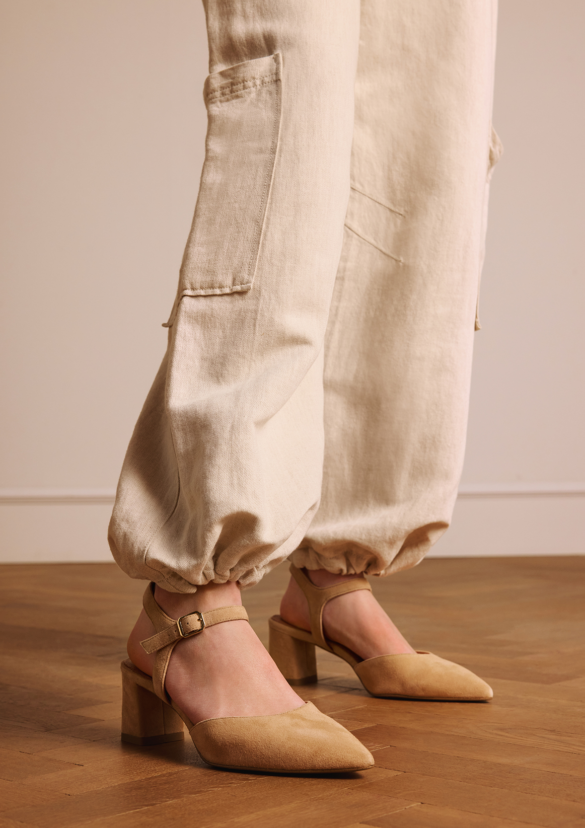 Beige suède slingbacks