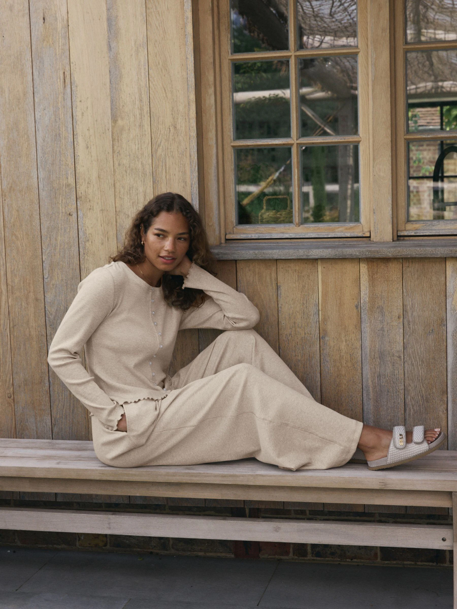 Moutkleurig - self. Geribbelde pyjama met knopen