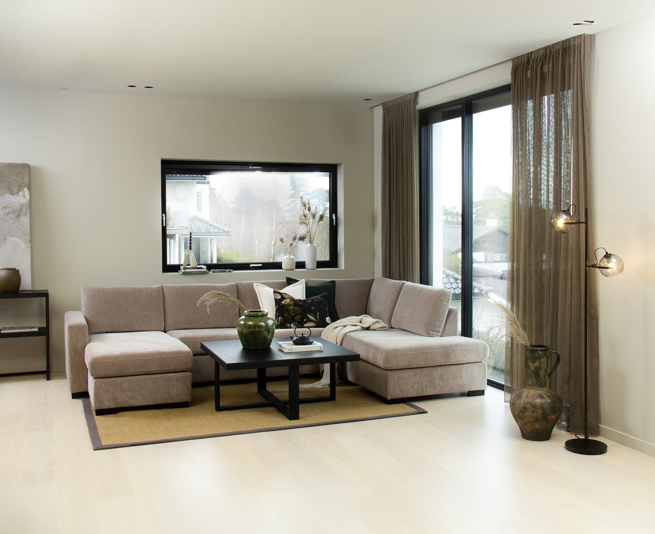 Pixel U-sofa Åpen ende venstre, hjørne, 2-seter og sjeselong høyre i tekstil Daisy 01 Beige med lav front, sorte treben W02 og arm A15. Komfort 2 puter.