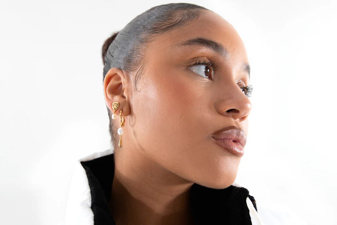 Jane Kønig  Drippy Pearl Drop hoop - forgyldt