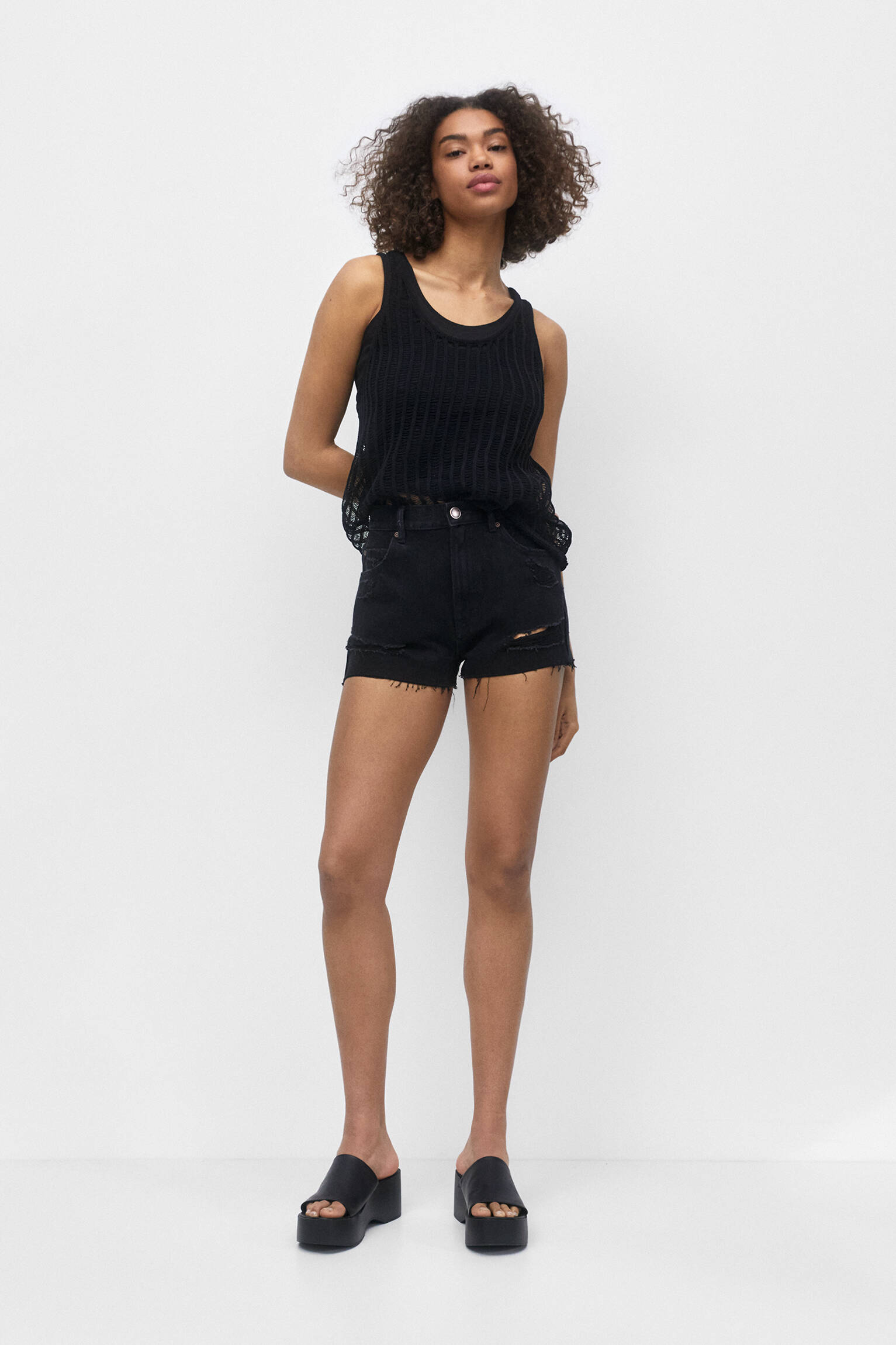 Shorts jeans rasgados estilo mãe - preto