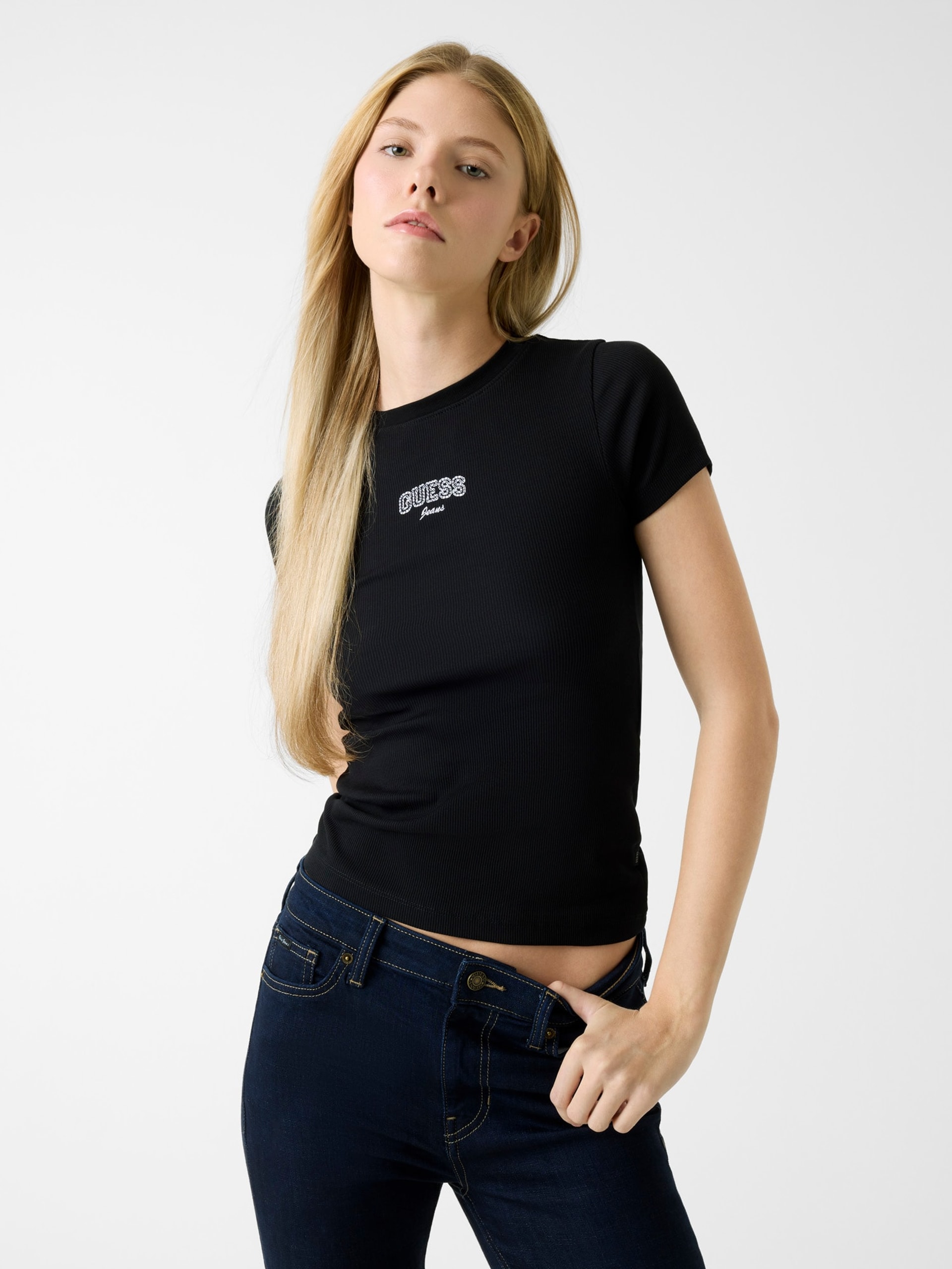 Camiseta com logotipo bordado