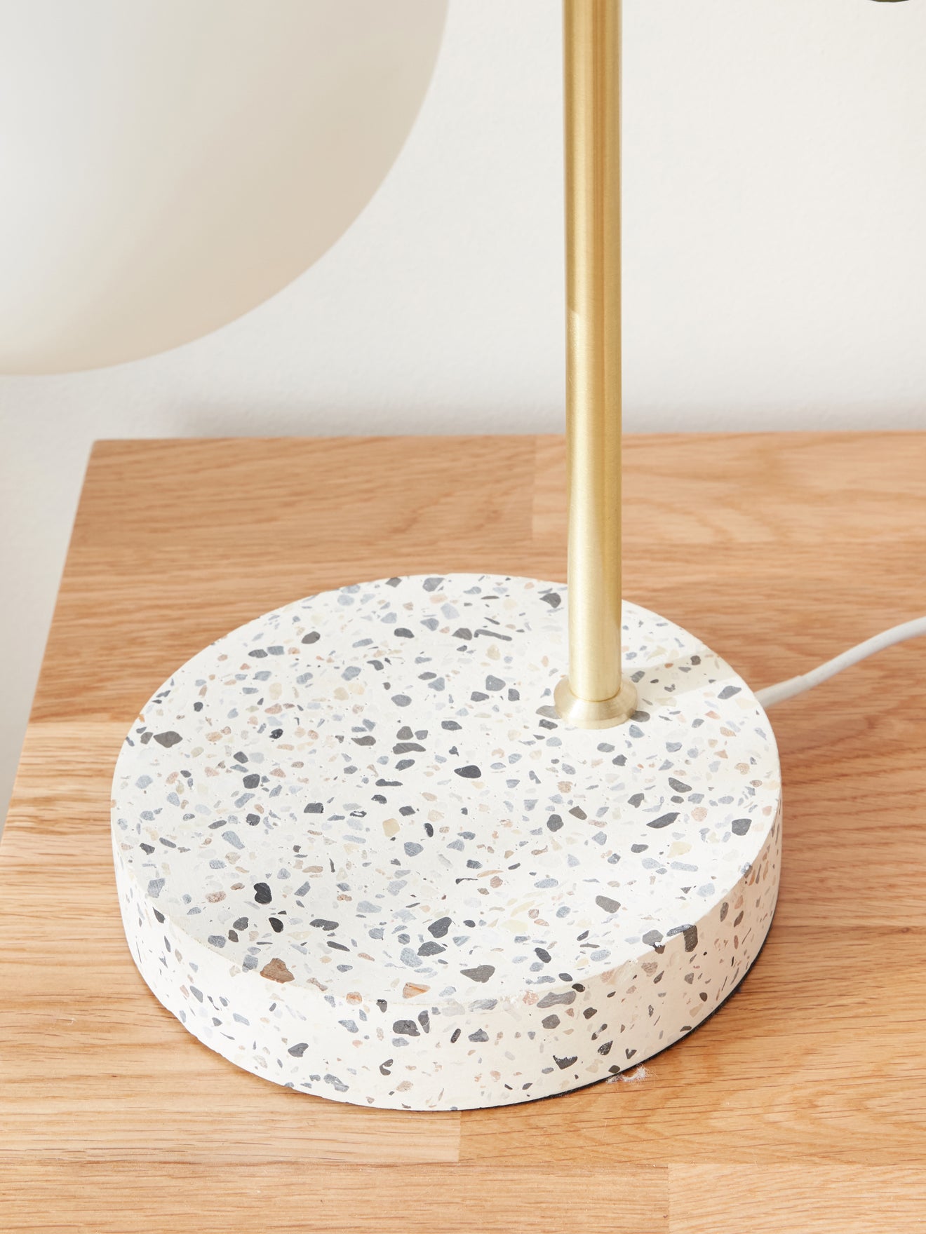 Lampe globe verre et terrazzo