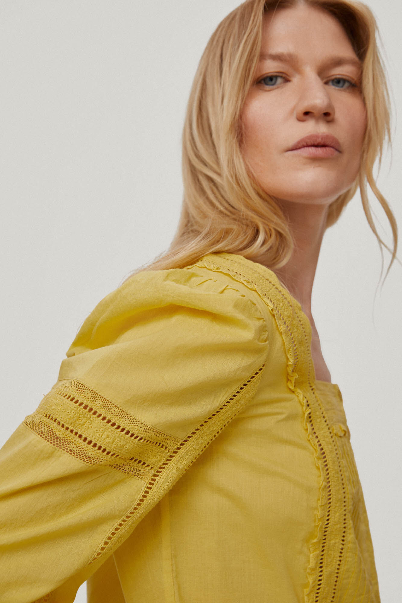 Blusa com detalhes em renda e pregas. - Amarela