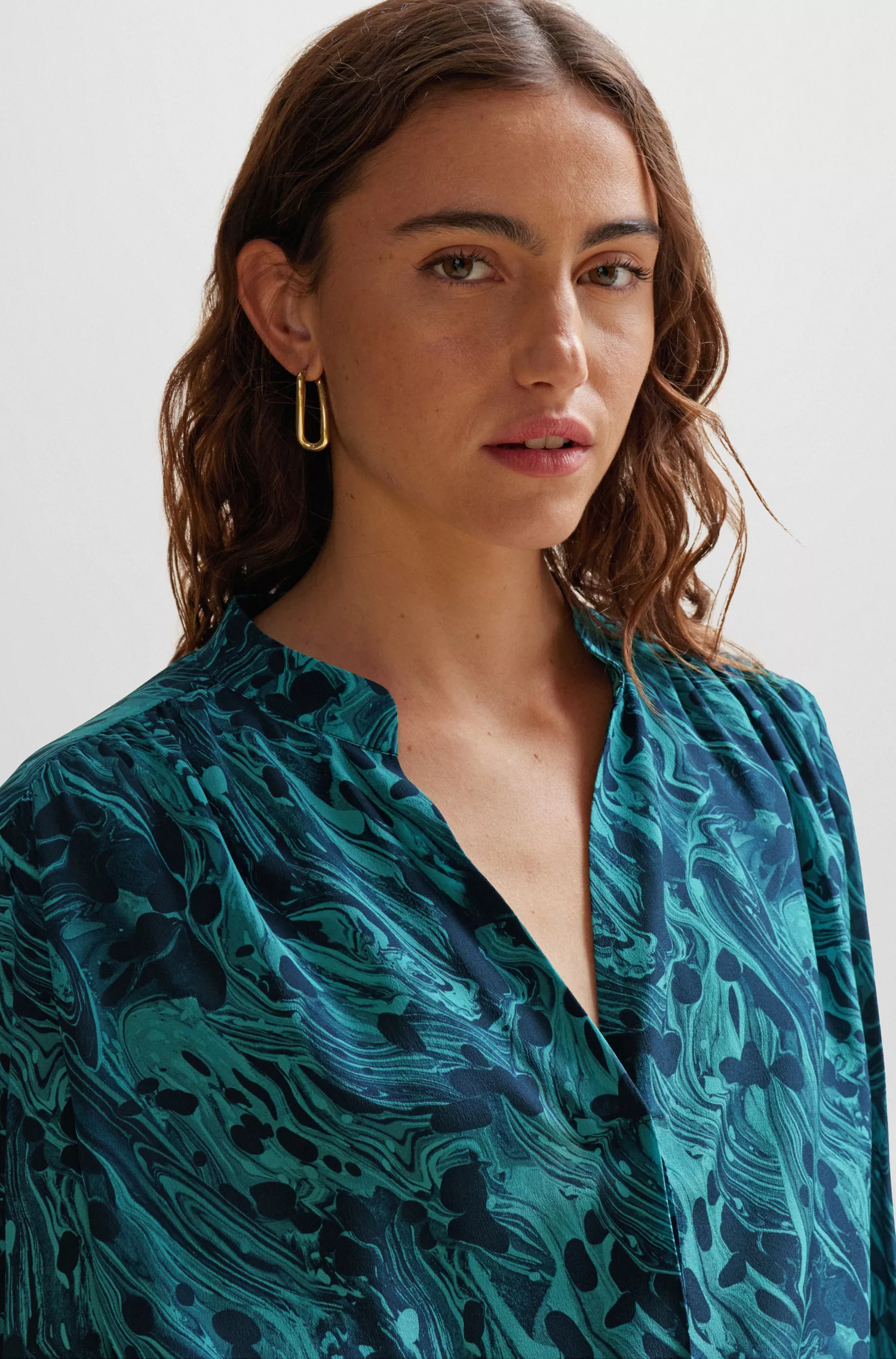 Blusa BOSS preta de corte regular em seda com estampa digital.