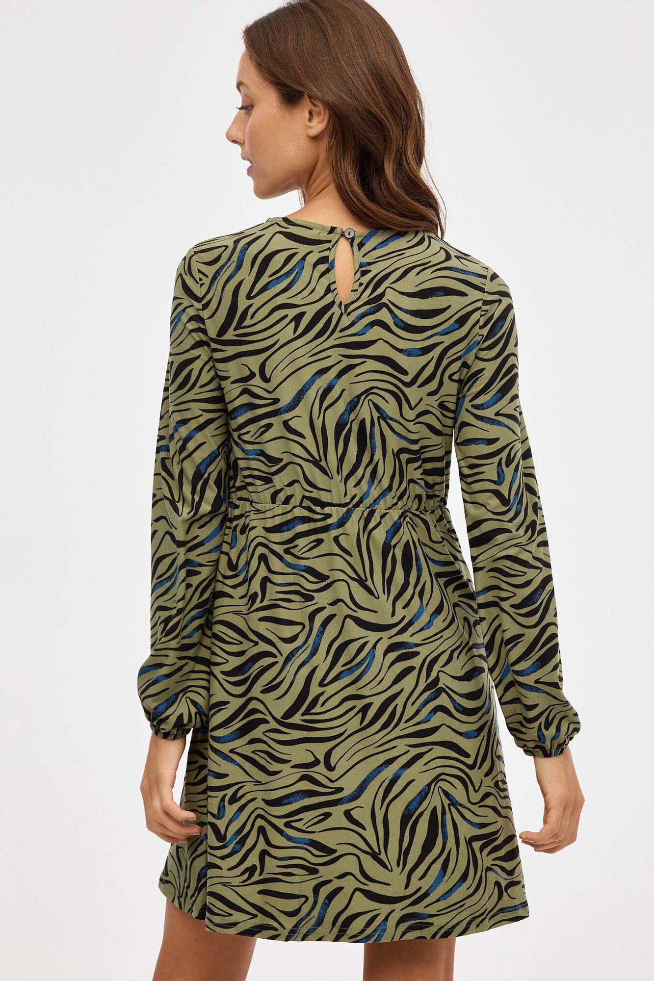 Vestido curto com mangas compridas