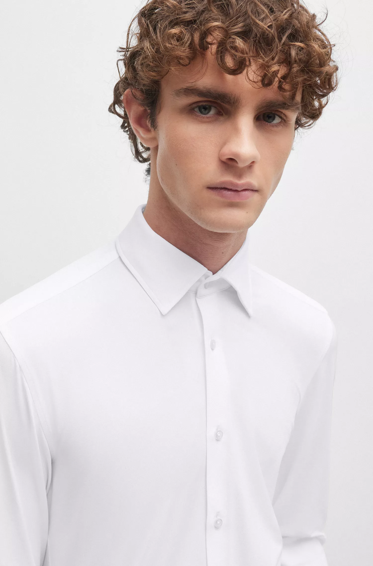 Camisa BOSS preta de corte slim em malha micro-dobby de alta performance com elasticidade.
