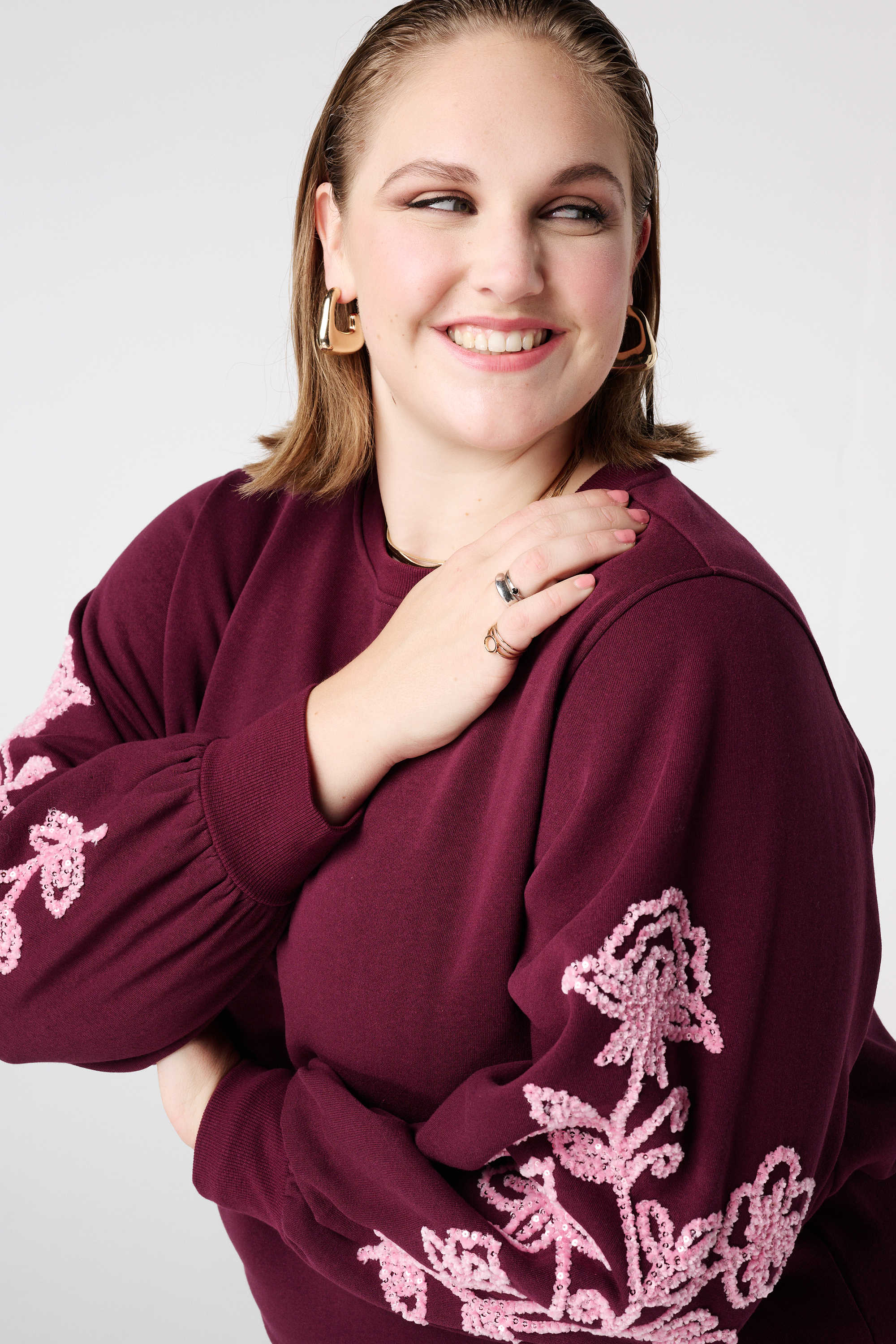 Trui met zachte embroidery op de mouwen Bordeaux