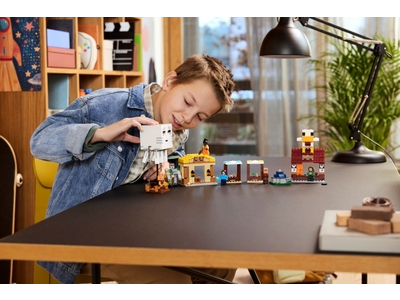 LEGO De Ghast-ballon aanval op het dorp (21273)