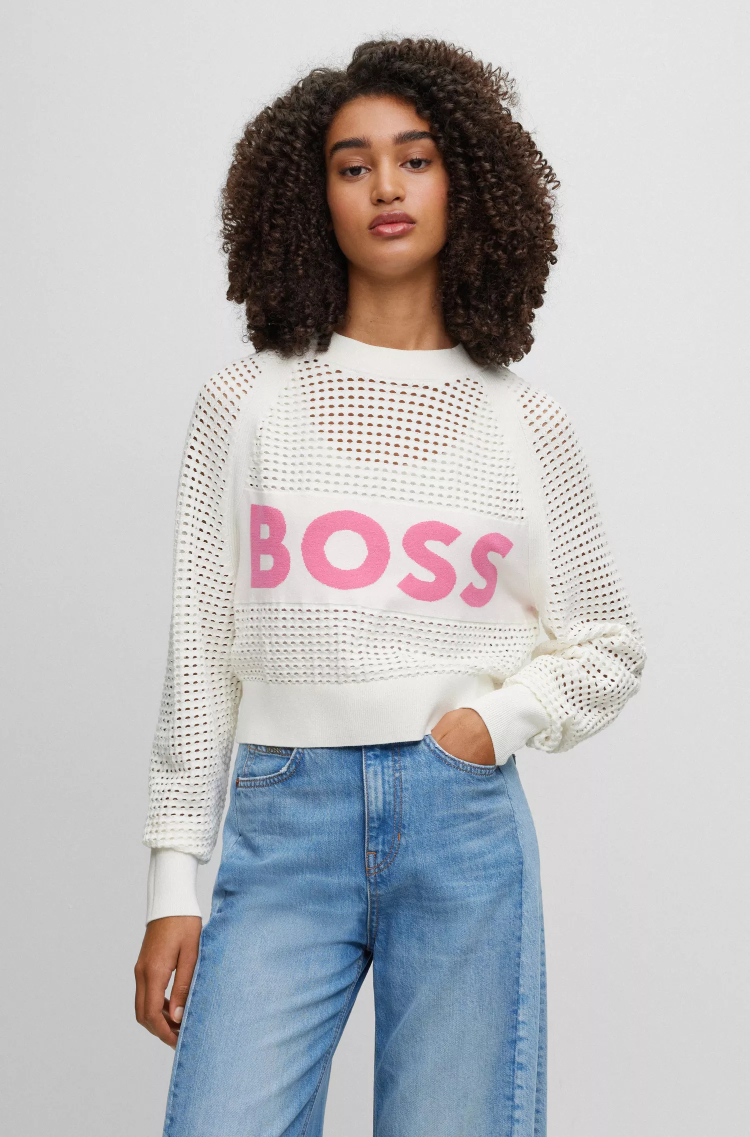 Suéter BOSS preto de malha aberta com modelagem relaxada e detalhe do logotipo.