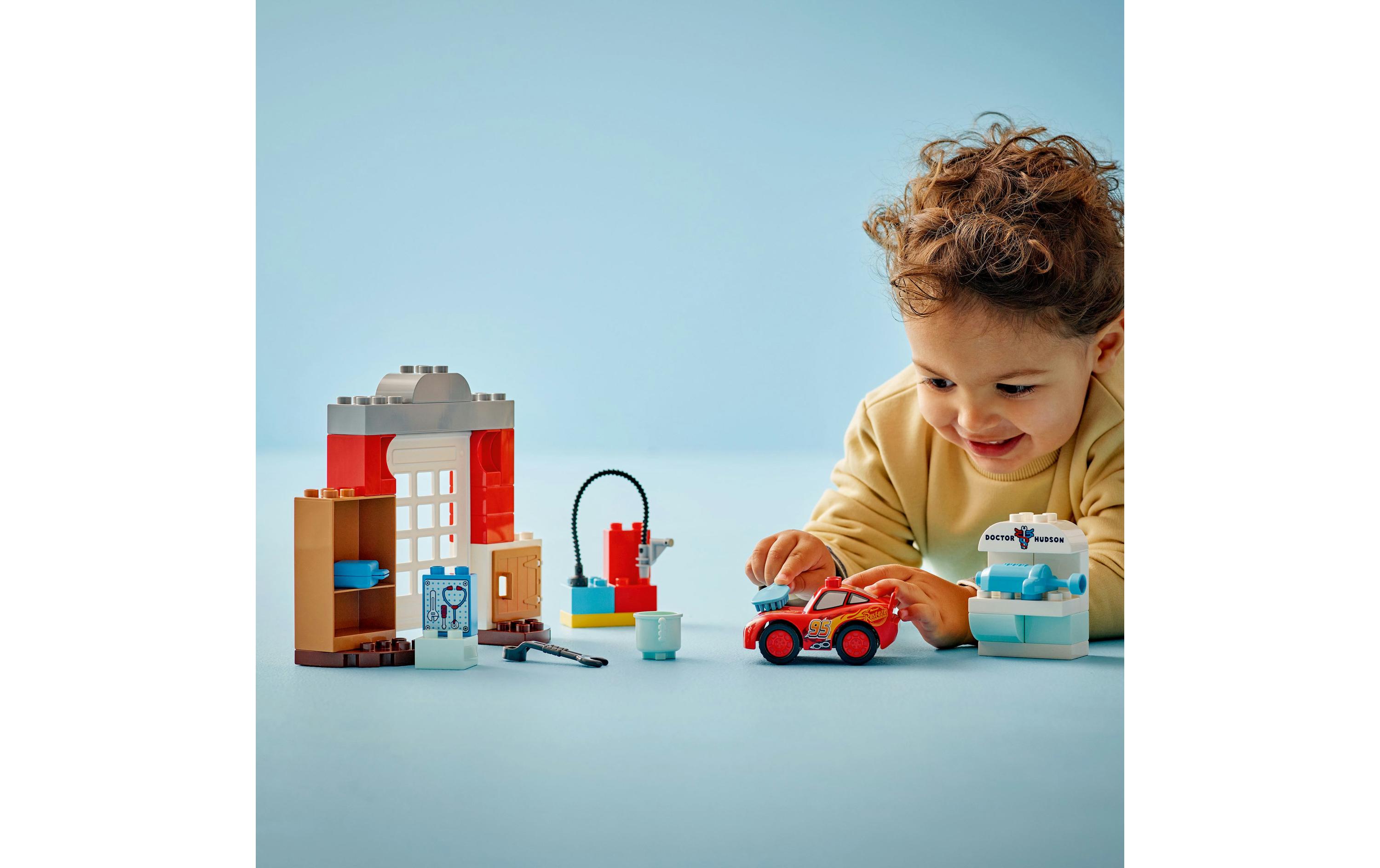 DUPLO® McQueens Besuch in Docs Werkstatt 10456Bauset für kleine Fans der Filmreihe Cars