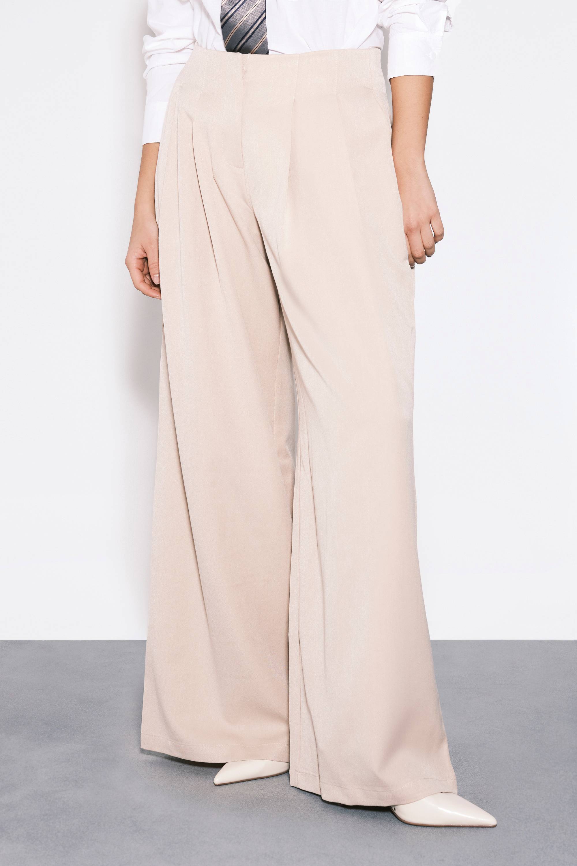 boohoo Pantalon sur mesure plissé taille basse à jambes larges