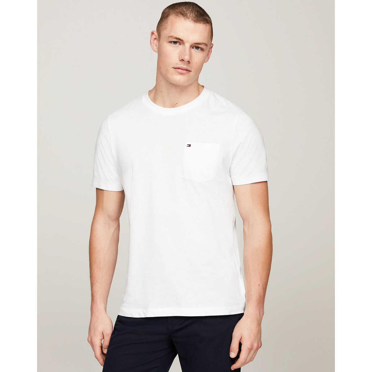 Camiseta TOMMY HILFIGER com gola redonda e bolso.