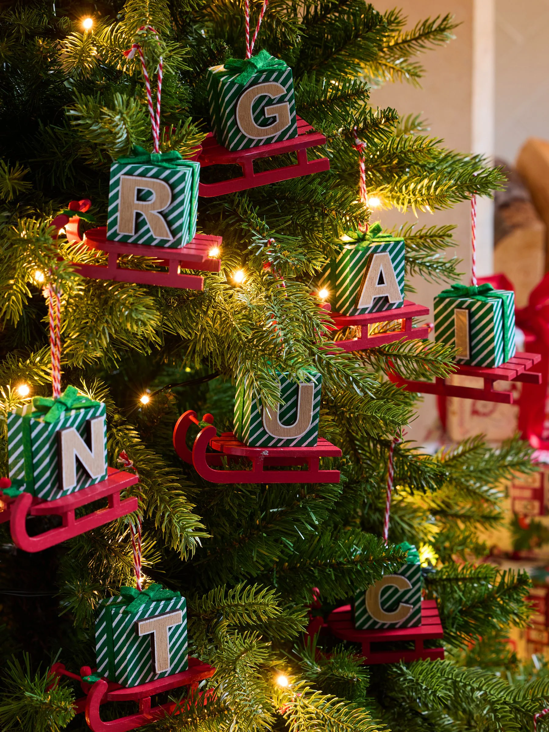 Set van 2 monogram-kerstballen in de vorm van een slee
