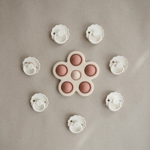 Mushie sensorische bloem - rose-blush-shifting sand