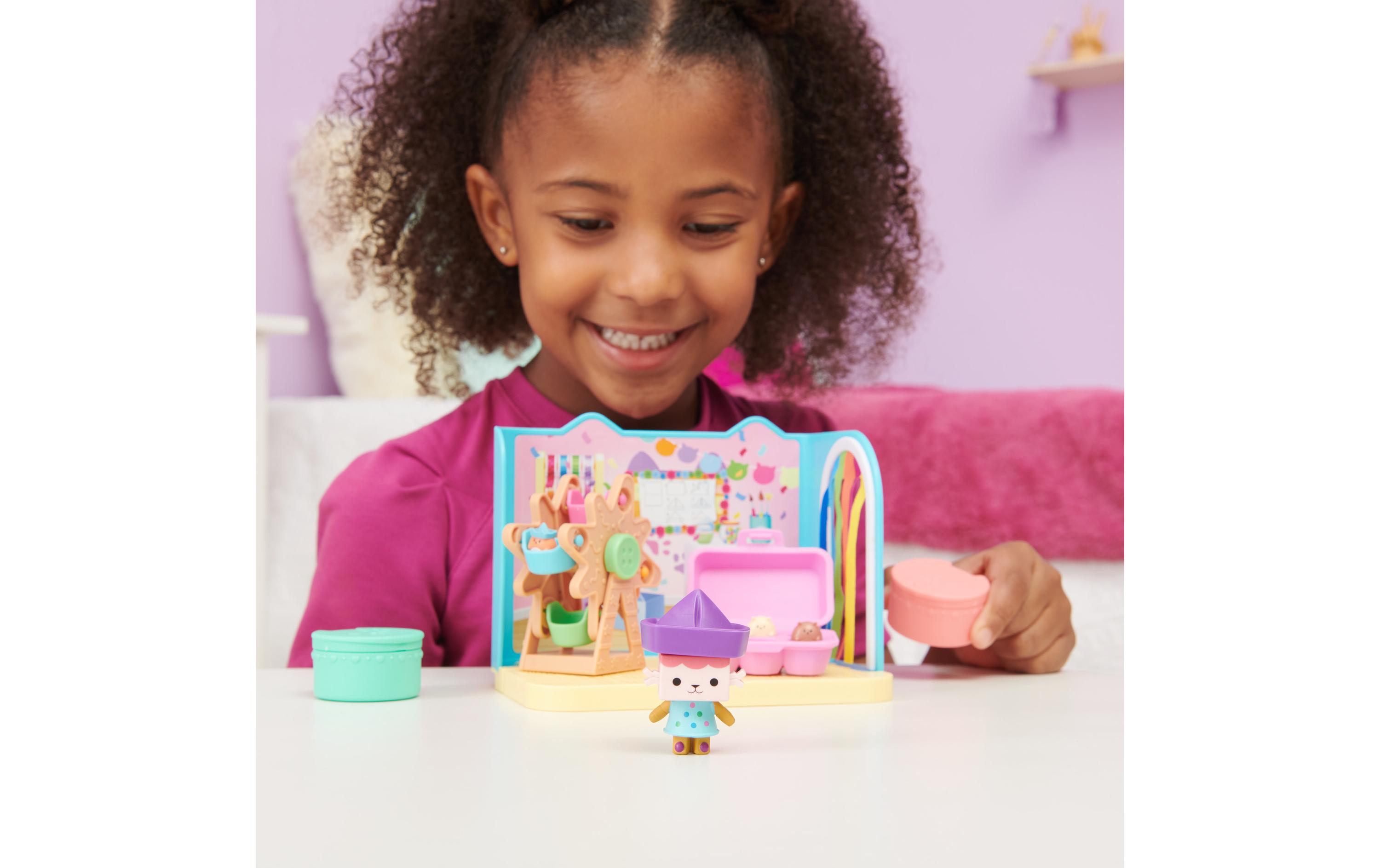 Gabby's Dollhouse Baby Box Bastelzimmer Deluxe RoomsDetaillierter 'Craft-a-riffic Room' und Bastelraum Deluxe von Baby Box