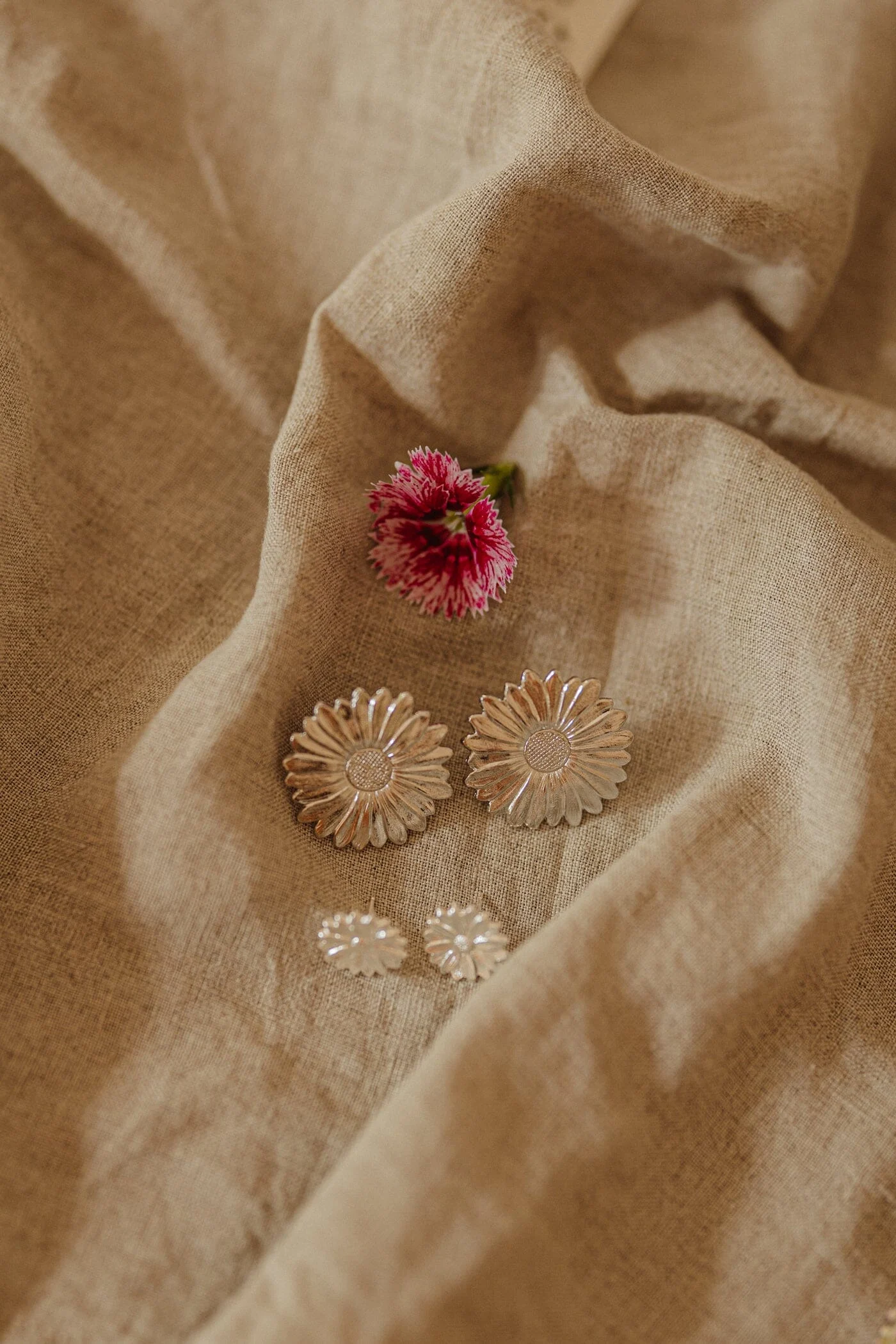 MAÏA - Maxi boucles d'oreilles puces fleurs doré à l'or fin | Argent