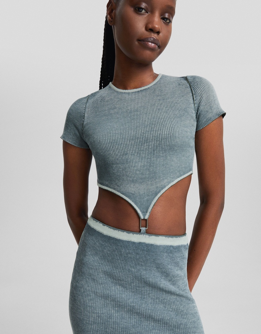 Vestido midi de malha com efeito desbotado e recorte.