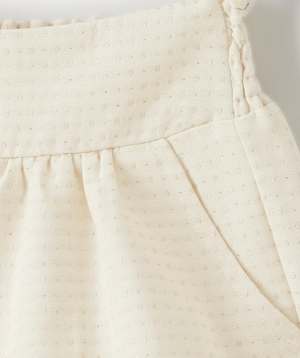 SHORT FILLE ÉCRU AVEC SURPIQÛRES COULEUR DORÉE