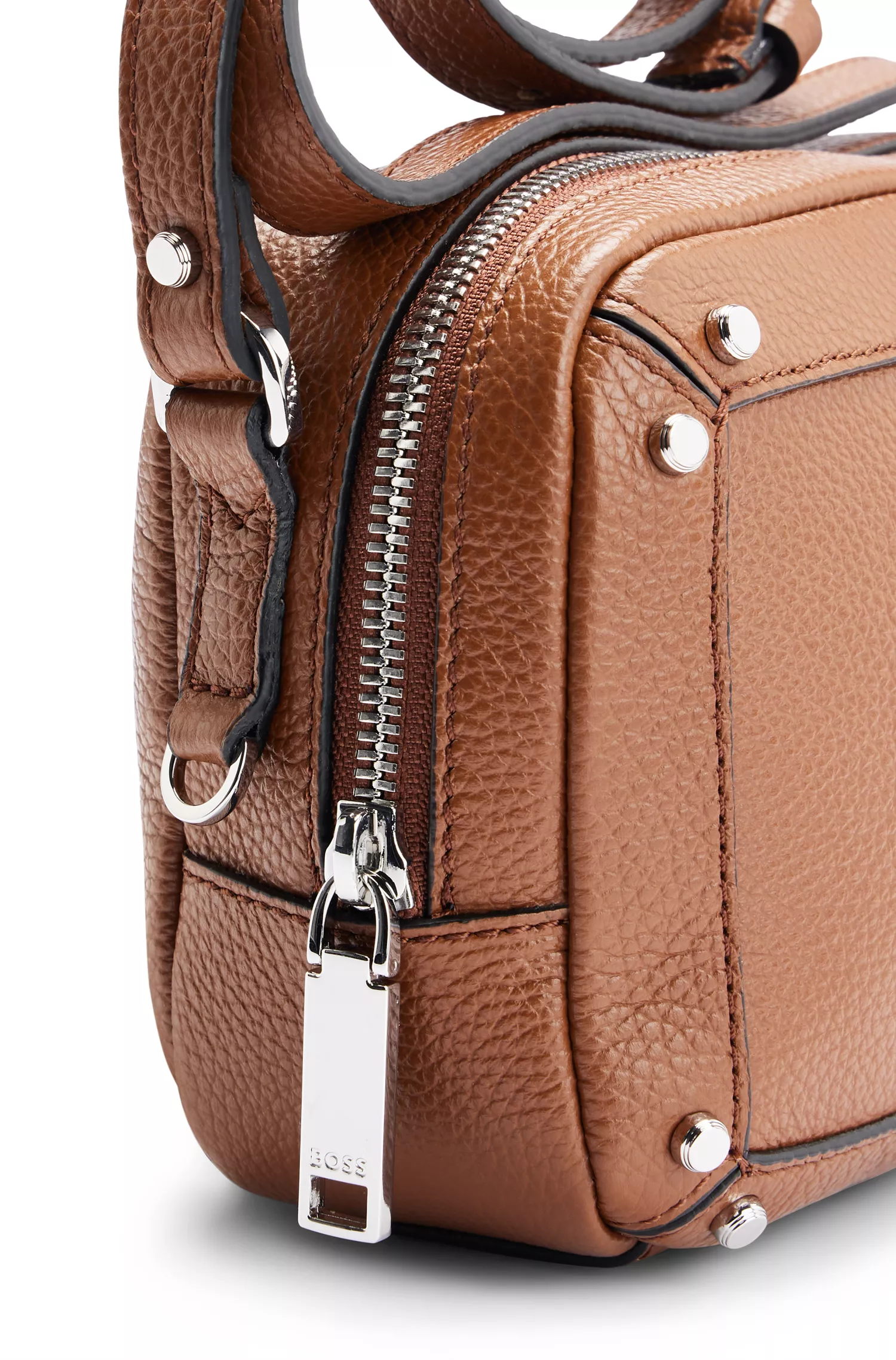 Bolsa transversal BOSS em couro granulado preto com detalhes da marca.