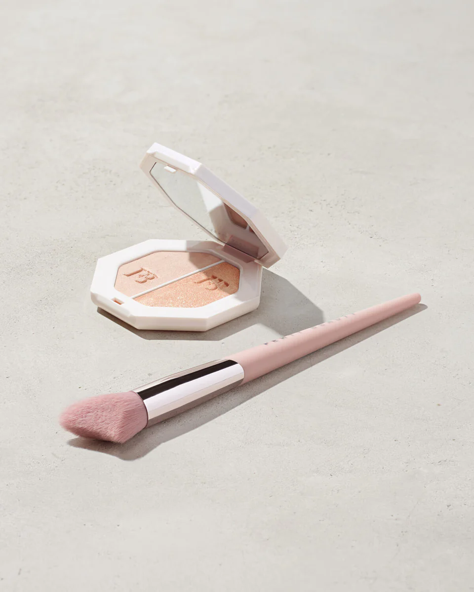 Cheek-Hugging Highlight Brush 120