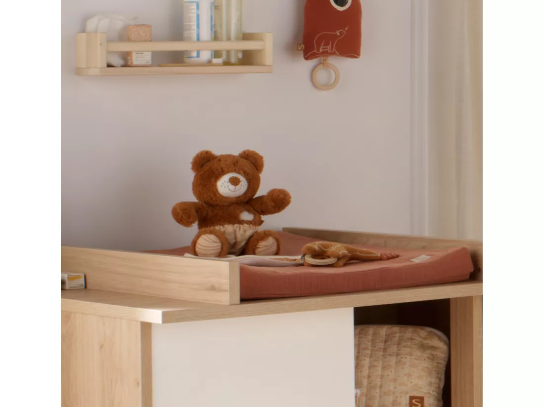 Peluche ours marron avec détails brodés
