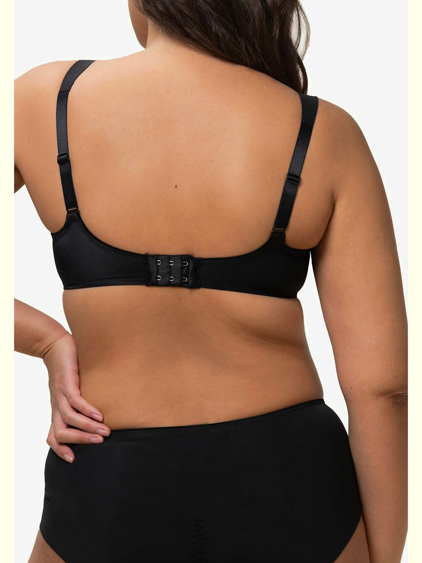 Soutien-gorge minimiseur pour une poitrine visiblement réduite
