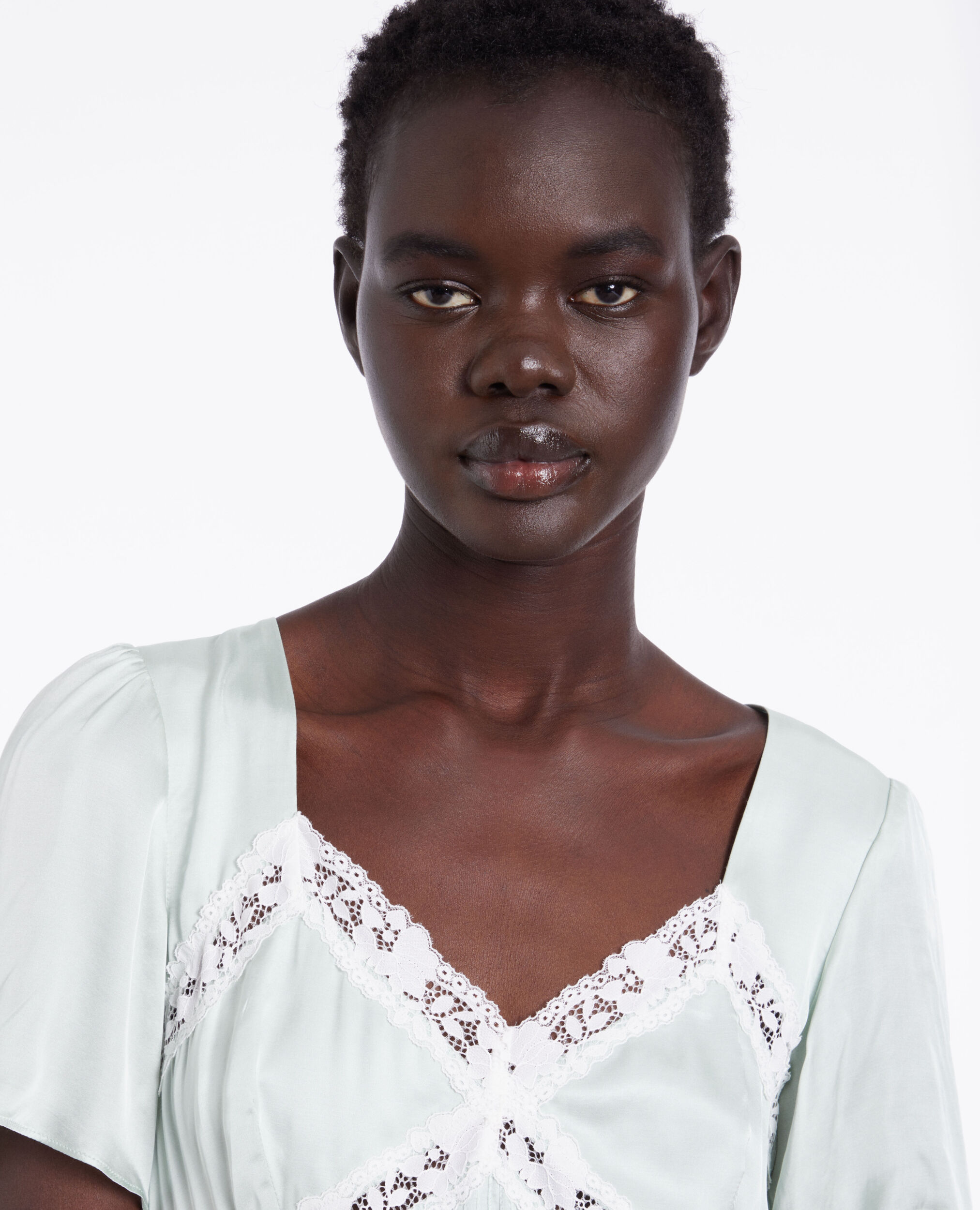 Robe longue vert clair avec détails en dentelle