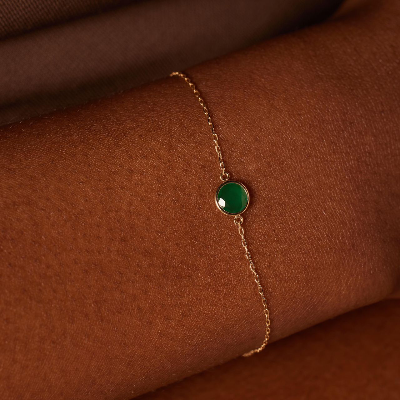 14 karaat geelgouden armband met geboortesteen hanger Mei