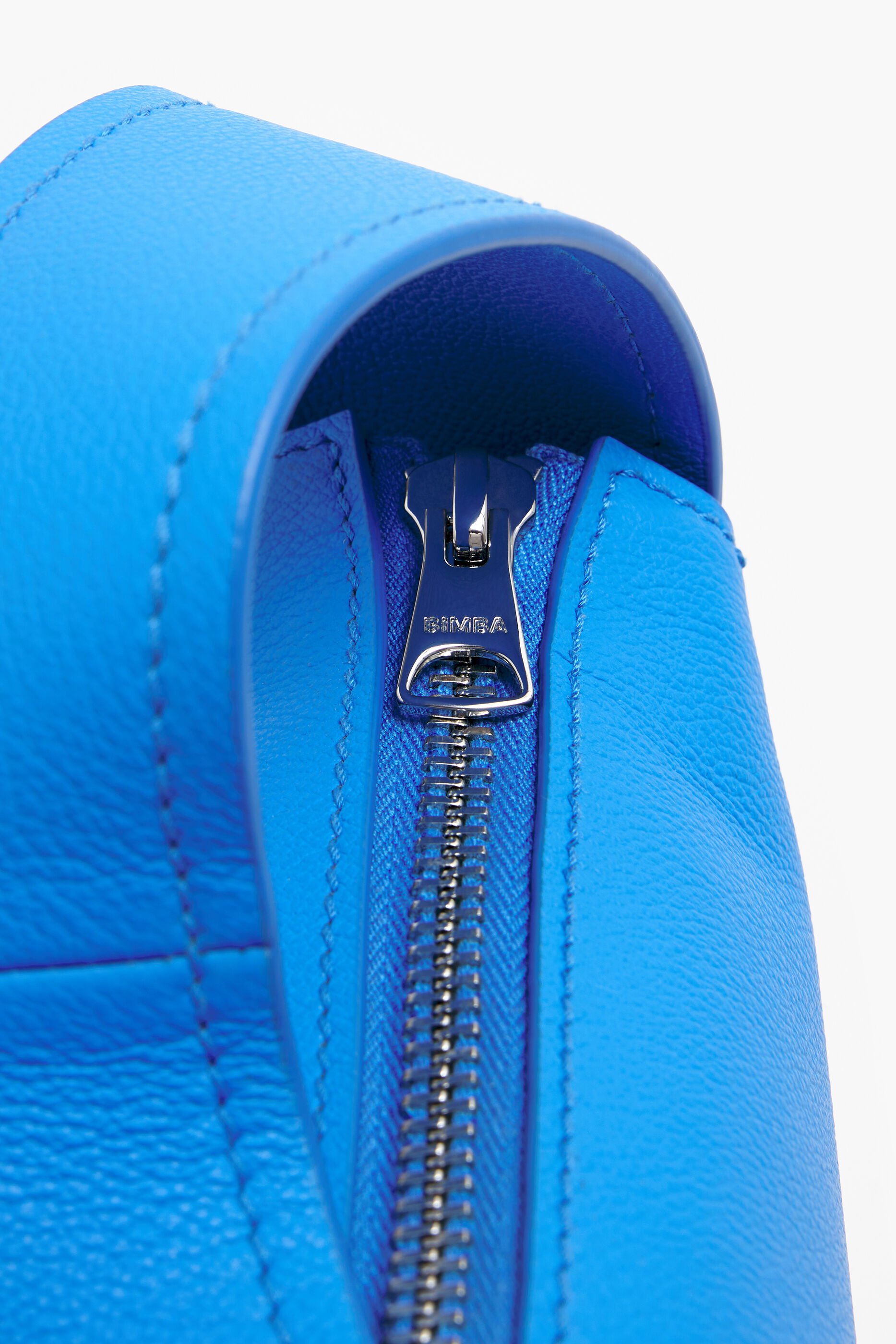 Bolsa Hobo BYL Banana Azul com Estampa em Couro