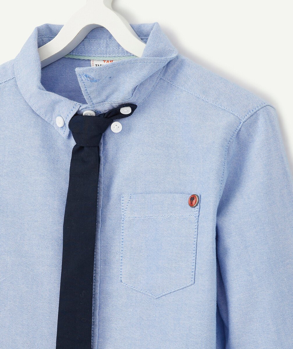 LA CHEMISE BLEUE AVEC CRAVATE MARINE DÉTACHABLE