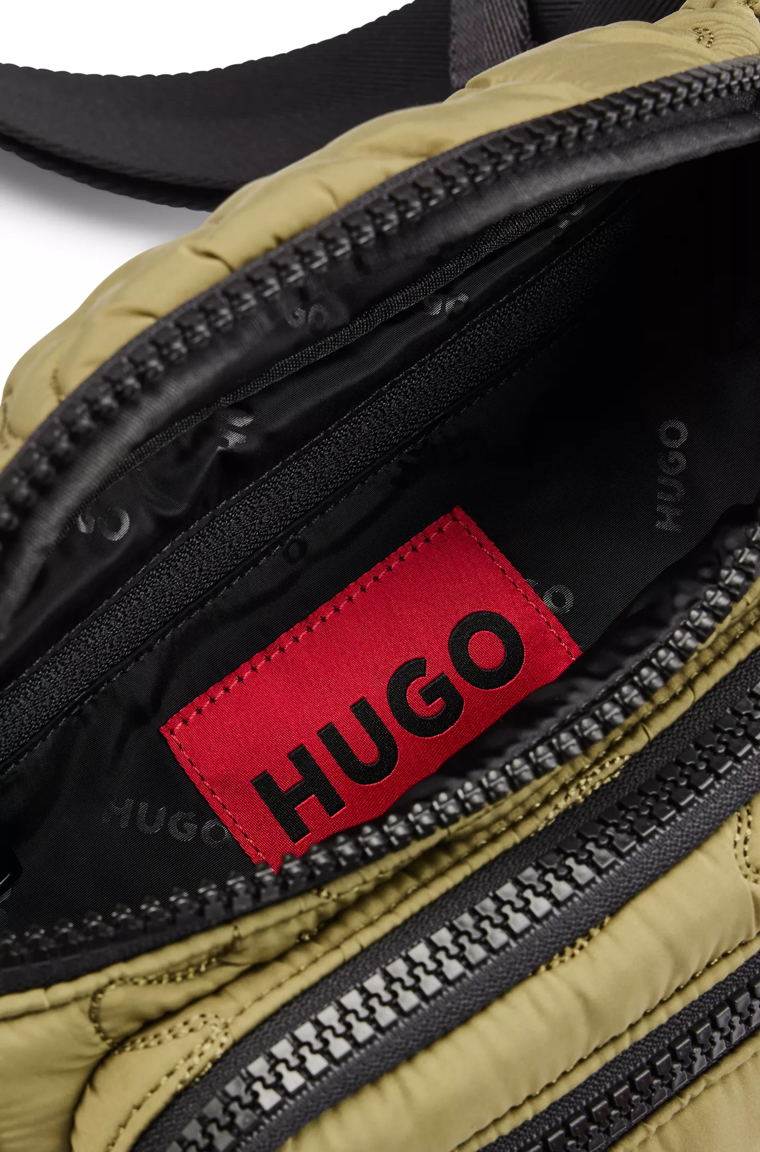 Bolsa HUGO Red-Belt com estampa camuflada bordada.