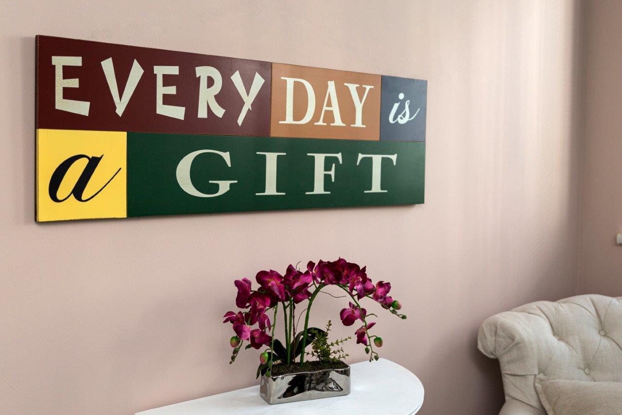 Holzschild - Every day is a gift - 60x40 cm