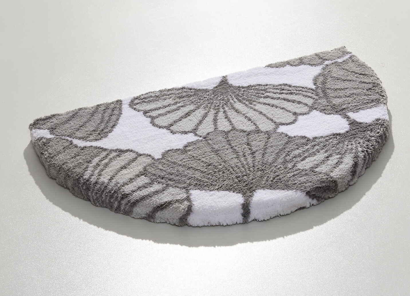 Badgarnitur mit Ginkgoblätter-Motiv