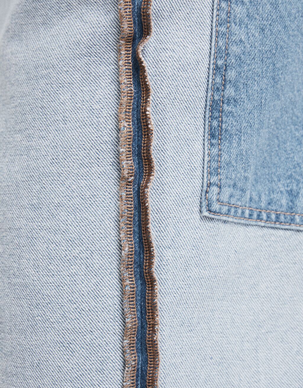 calças jeans largas ao contrário